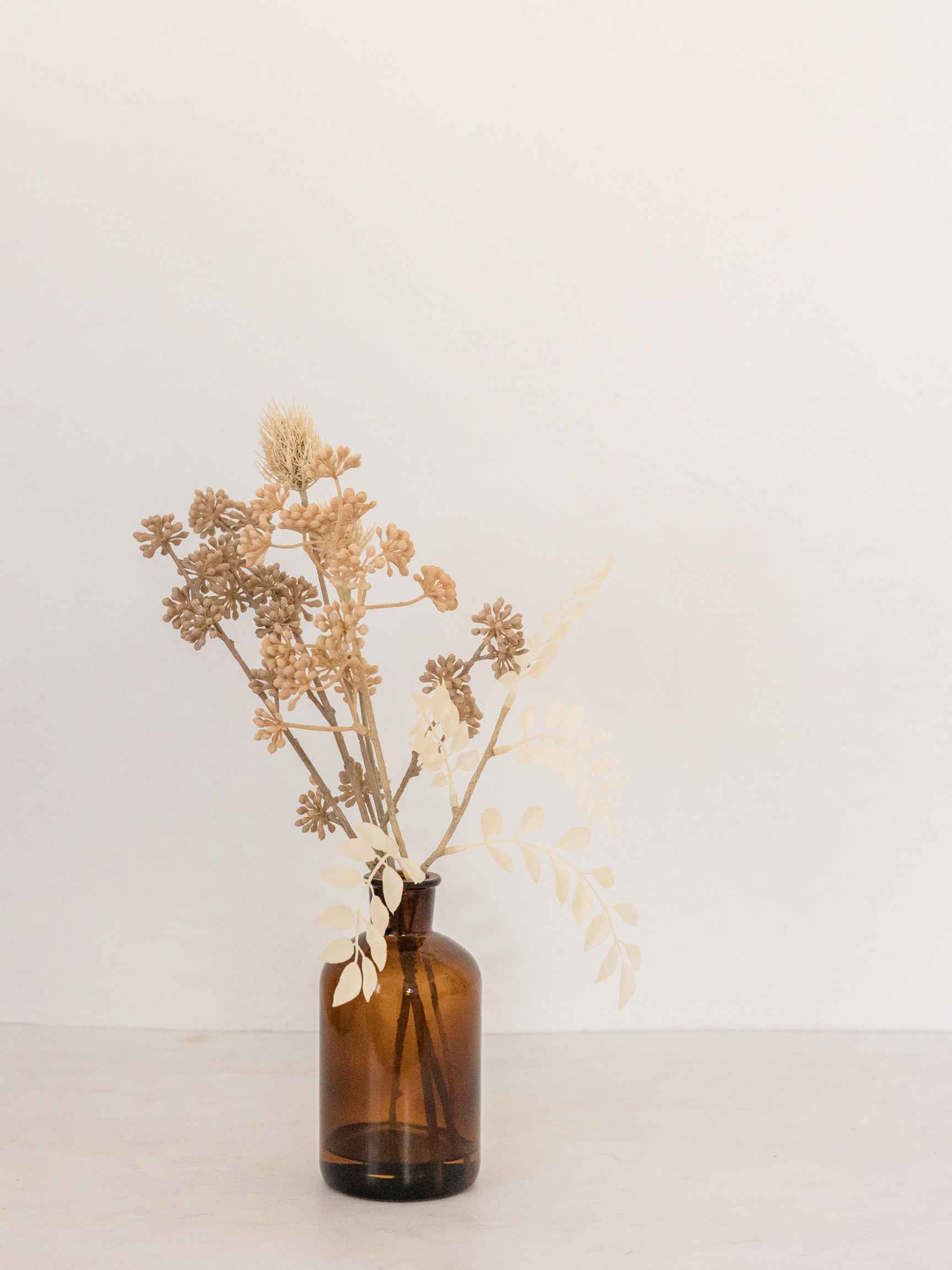 Dried flowers in a clear vase as wedding flower alternatives